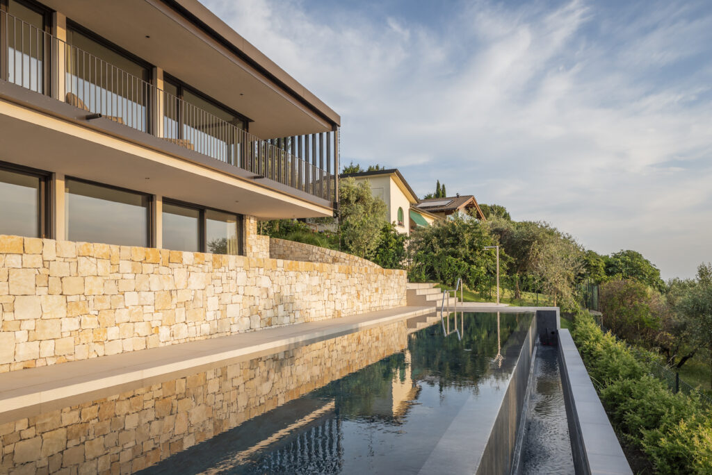 Esperienza architettonica, integrazione con il territorio e confronto con il paesaggio: i tre punti fondamentali della nuova villa firmata Rubner Haus a Torri del Benaco