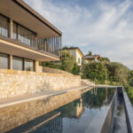 Esperienza architettonica, integrazione con il territorio e confronto con il paesaggio: i tre punti fondamentali della nuova villa firmata Rubner Haus a Torri del Benaco
