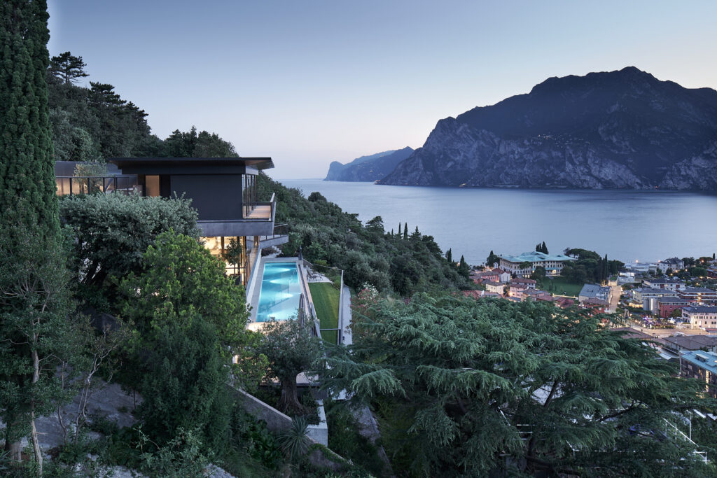 La casa che scompare tra gli ulivi: il legno mimetico sul Lago di Garda